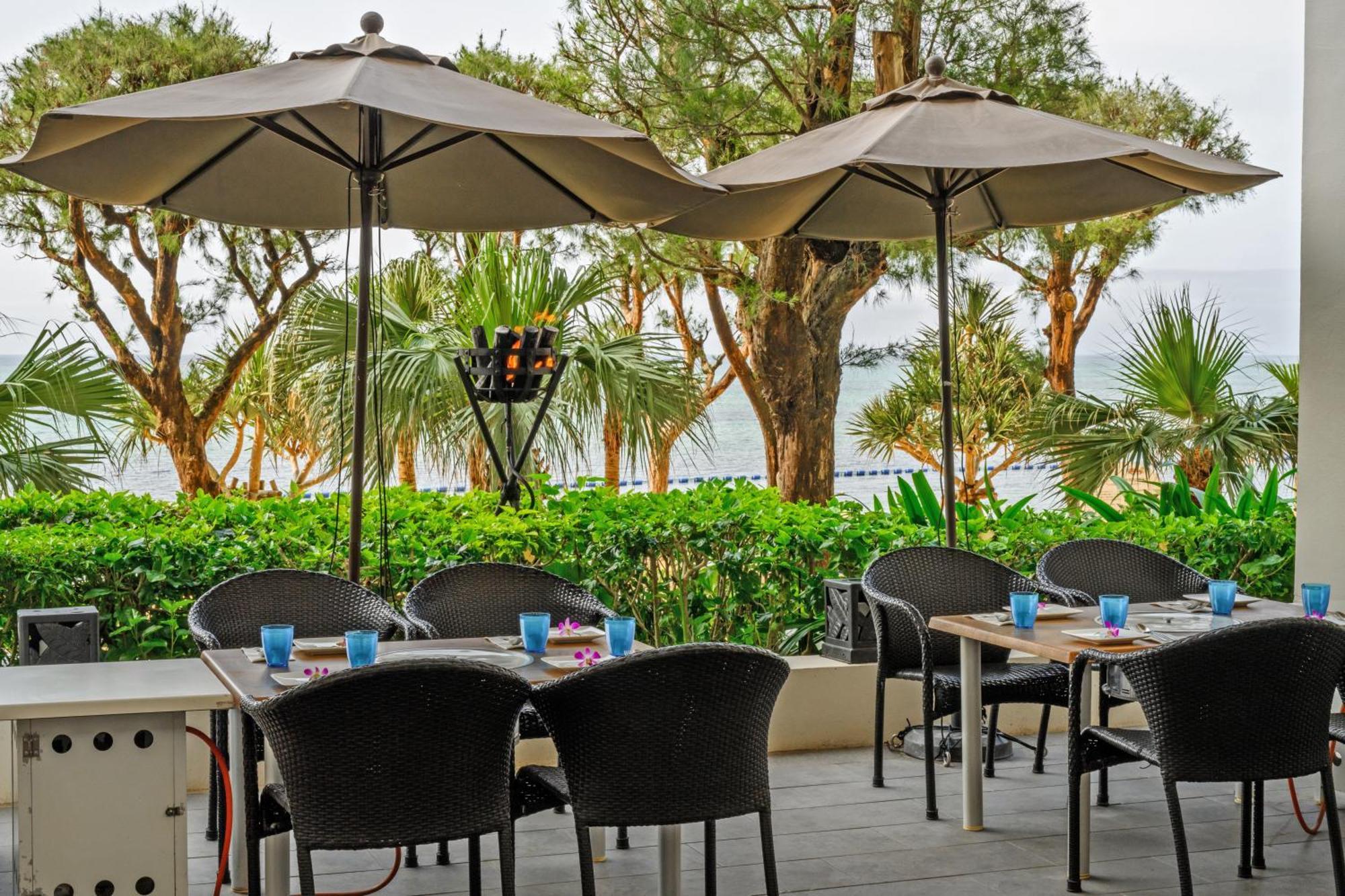 Hotel Monterey Okinawa Spa & Resort Onna Exterior photo The Deck