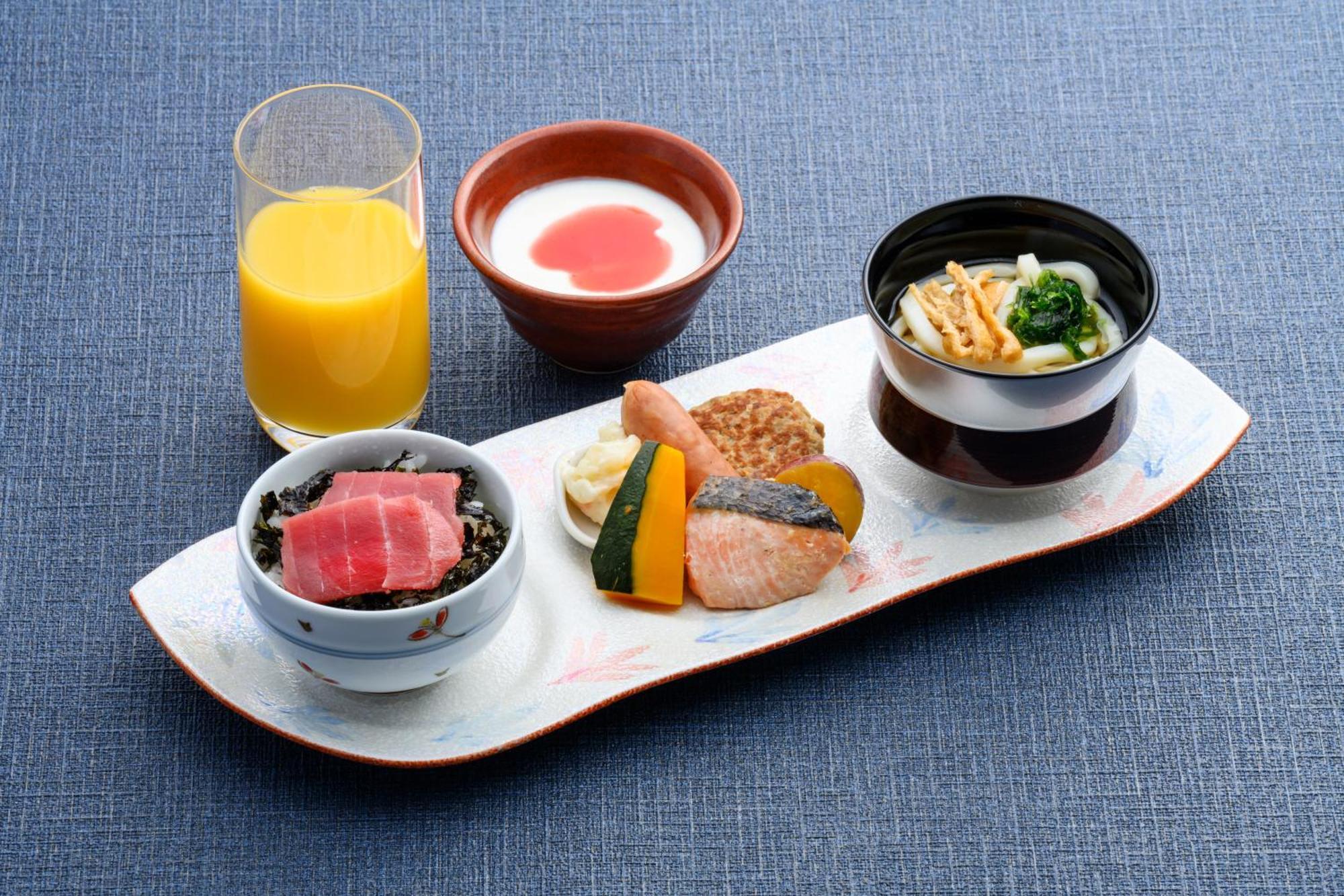 Hotel Monterey Okinawa Spa & Resort Onna Exterior photo A Japanese breakfast