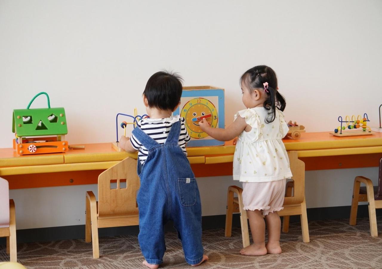 Hotel Monterey Okinawa Spa & Resort Onna Exterior photo Children playing with Montessori materials
